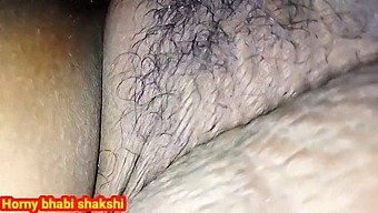 欲求不満のデシガールが森で友達を誘惑し、情熱的なキスとセックスをする。